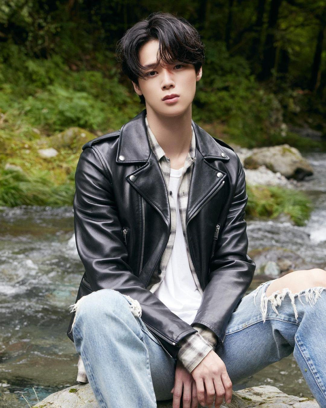 Bunshun tung hình của K - nam thần tượng sinh năm 1997 có dữ liệu cá nhân trùng khớp với bài đăng của Bunshun.