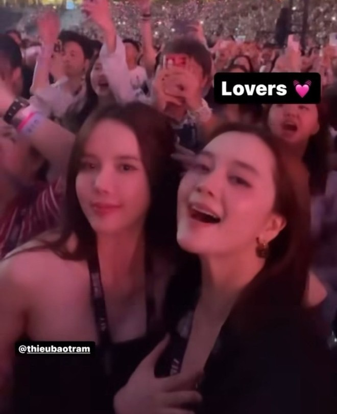 Vị trí đứng của Thiều Bảo Trang và Thiều Bảo Trâm khá gần sân khấu, dễ dàng theo dõi thần tượng.