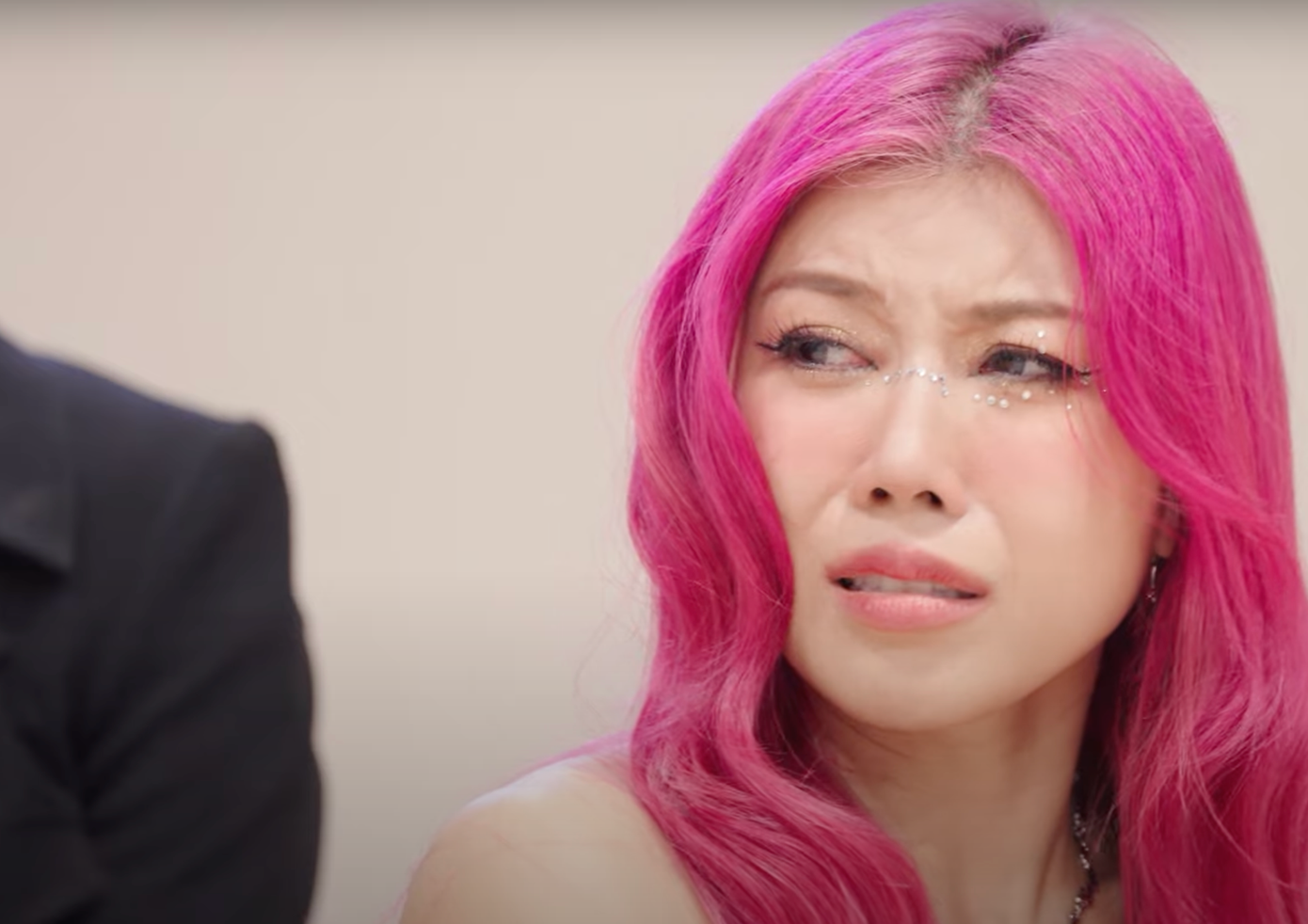 Trang Pháp khóc nức nở khi Huyền Baby bị loại. Dàn chị đẹp như Mỹ Linh, Lan Ngọc đánh giá cao tài năng của cựu hot girl.