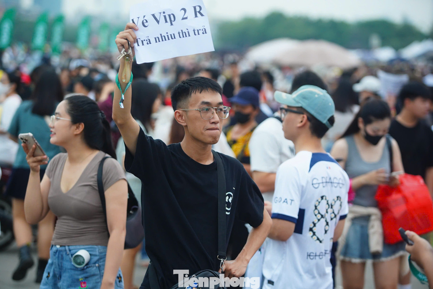 Vé VIP 2 là hạng vé ngồi có giá gốc là 5 triệu đồng, nhưng được người bán rao giá &quot;tùy tâm&quot;. Gương mặt người này thể hiện rõ sự chán nản khi không thể bán được vé.