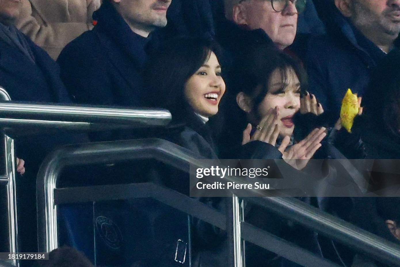Lisa (BlackPink) được bắt gặp đi xem trận đấu giữa Paris Saint-Germain vs Newcastle United tại tại Parc des Princes, Paris, Pháp, lượt năm vòng bảng Champions League ngày 28/11. Nữ thần tượng lộ vẻ phấn khích, hào hứng trước khi được theo dõi trực tiếp trên khán đài. Ảnh: Getty. Lisa (BlackPink) được bắt gặp đi xem trận đấu giữa Paris Saint-Germain vs Newcastle United tại tại Parc des Princes, Paris, Pháp, lượt năm vòng bảng Champions League ngày 28/11. Nữ thần tượng lộ vẻ phấn khích, hào hứng trước khi được theo dõi trực tiếp trên khán đài. Ảnh: Getty.