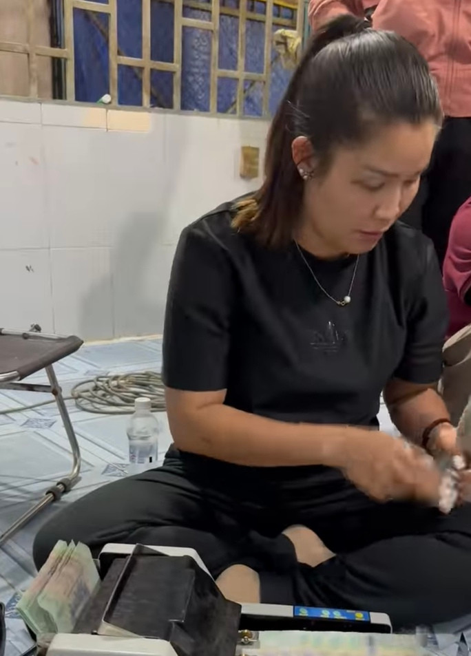 Sự thật về người phụ nữ trúng 12 tờ vé số đặc biệt trị giá 24 tỉ đồng - Ảnh 2. Chị Lan thời điểm đổi tiền cho khách