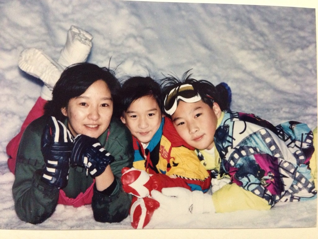 Con gái Từ Dĩnh Khôn và con trai Từ Vỹ Đống bên cạnh Tuyết Lê và Từ Thiếu Cường.