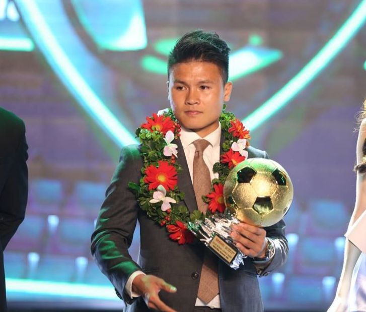 Lên nhận danh hiệu Quả bóng Vàng năm 2018, trên tay Quang Hải là chiếc đồng hồ thuộc thương hiệu Hublot, dòng Big Bang Steel Diamond nạm kim cương có giá 315 triệu đồng.