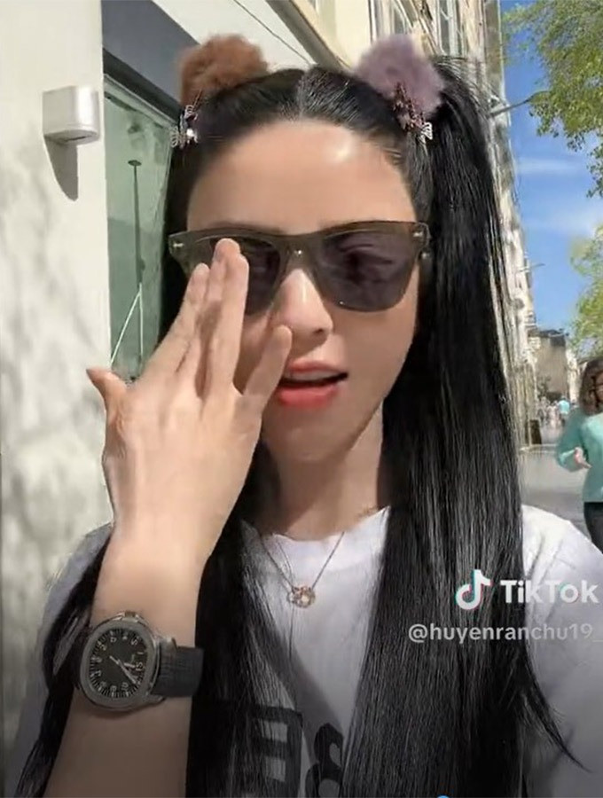 Bên cạnh theo đuổi thú vui sưu tập đồng hồ xa xỉ, cầu thủ cũng mua tặng vợ tương lai Chu Thanh Huyền nhiều món đồ đắt tiền. Trong livestream, Chu Thanh Huyền tiết lộ những món đồ hiệu cô sở hữu đều do bạn trai tặng, gồm chiếc đồng hồ Patek Philippe Aquanaut 5167A-001 (giá khoảng 600 triệu đồng).