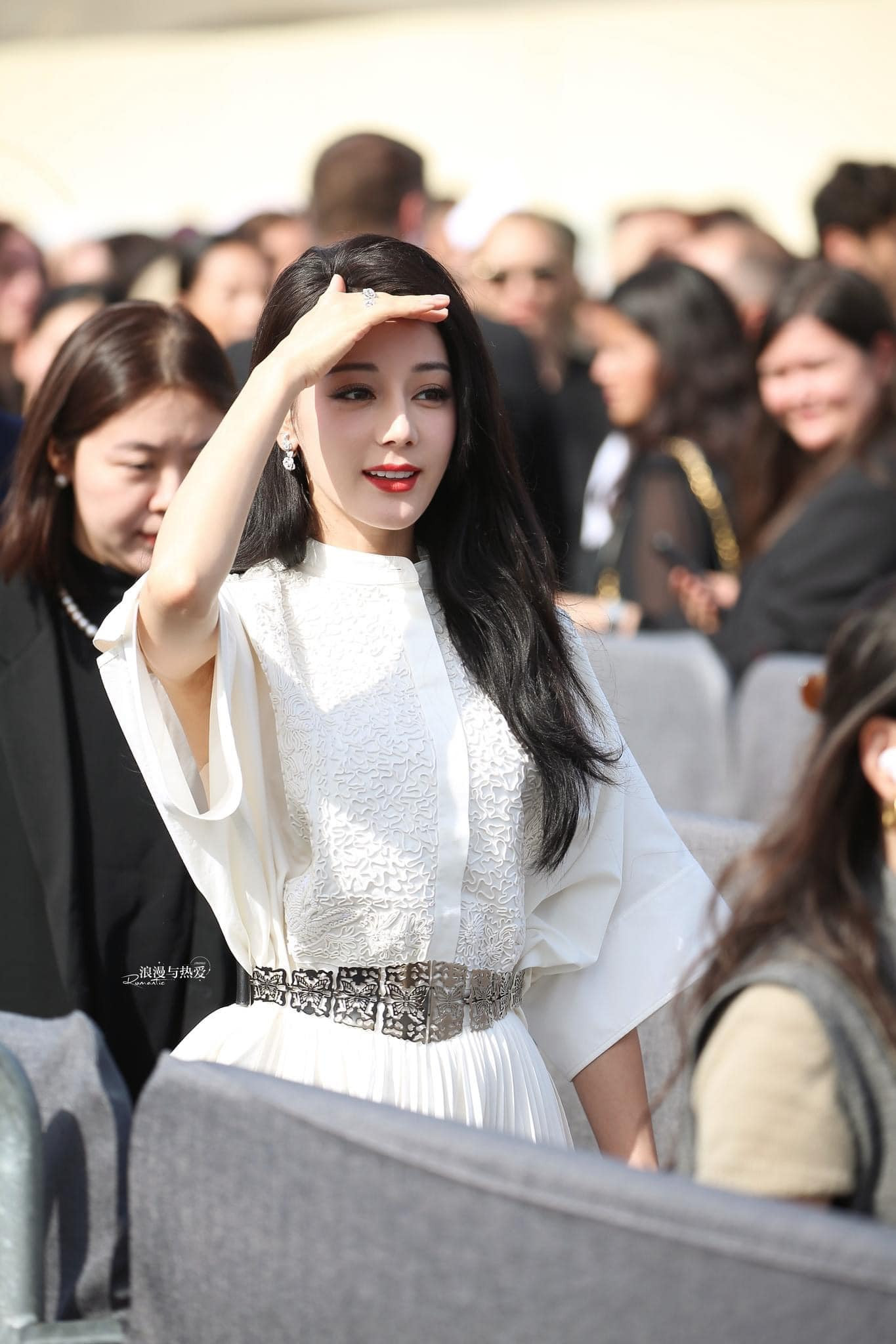 Dưới ống kính “hung thần” Getty Images, Địch Lệ Nhiệt Ba lộ khuyết điểm lớn về da, khác biệt so với những hình ảnh chỉnh sửa cầu kỳ do phòng làm việc của cô đăng tải.