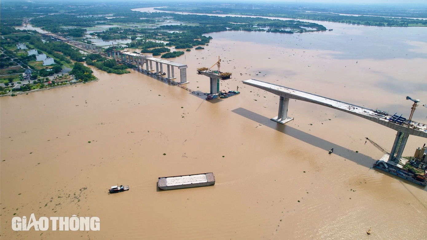 Cầu này dài hơn 2km, rộng 19,5m, gồm 39 trụ, tĩnh không thông thuyền 30m được khởi công từ tháng 9/2022, đến nay sản lượng đạt 86% và dự kiến thông xe vào 30/4/2025. Cầu Nhơn Trạch có đường dẫn phía bờ TP.HCM sẽ giao với cao tốc TP.HCM - Long Thành - Dầu Giây.