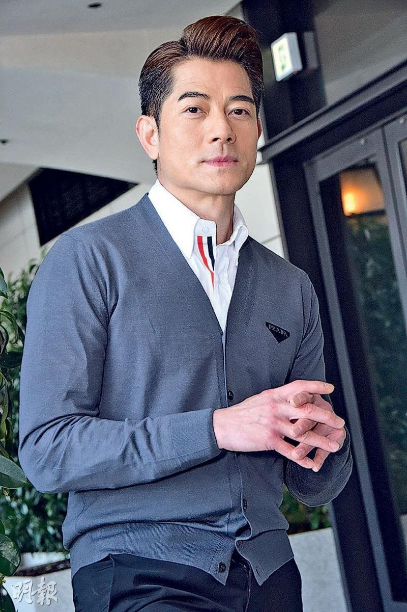 Quách Phú Thành (trái), Thư Kỳ bị cư dân mạng "réo" tên ở vụ lừa đảo quy mô lớn. Nhiều ý kiến cho rằng các nghệ sĩ bị liên đới ảnh hưởng.