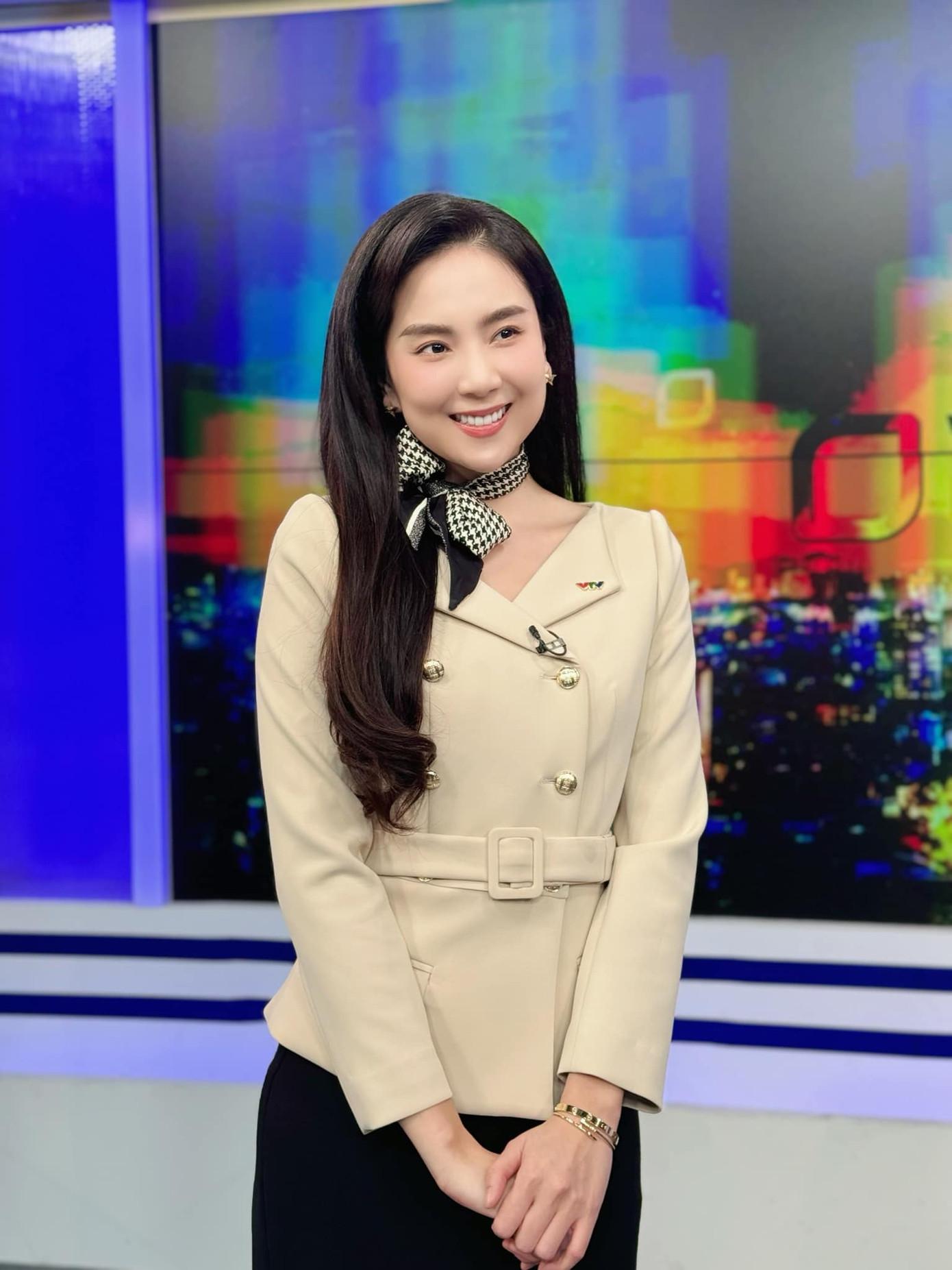 Phong cách của nữ MC hài hòa, không cứng nhắc, những bộ đầm với nhiều kiểu dáng khác nhau, kết hợp với phụ kiện như trang sức, khăn lụa hàng hiệu… tạo sự đa dạng, khác biệt.