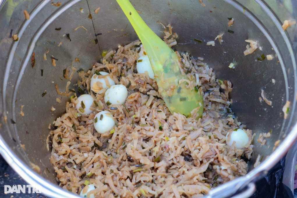 Trứng cút được xào với cải xá bấu là đặc trưng của gánh xôi của ông Hin (Ảnh: Bình Minh)