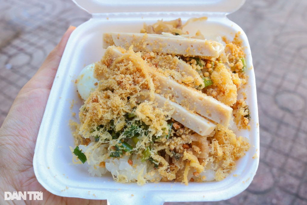 Ông chủ U70 cho biết, nhiều hộp xôi ông chỉ lấy từ 10.000 đồng để ai cũng có thể được ăn no (Ảnh: Bình Minh)