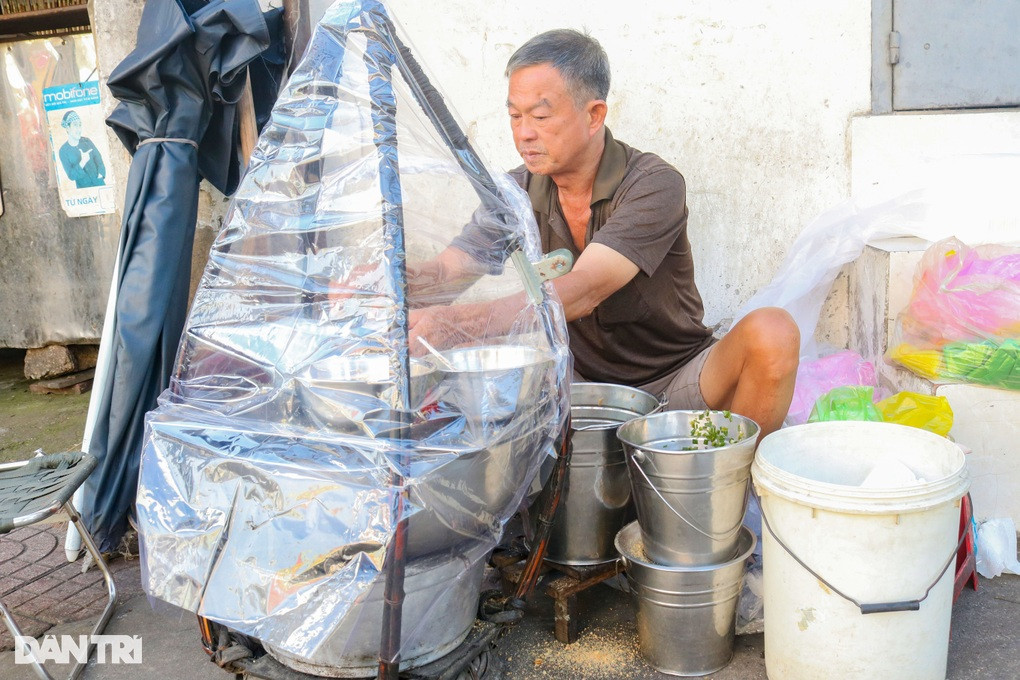 Ông Hin một mình với gánh xôi kỷ niệm của người vợ quá cố (Ảnh: Bình Minh)