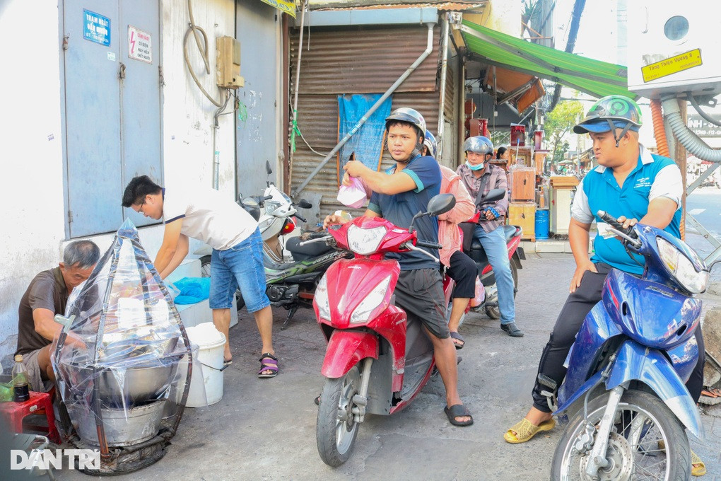 Những vị khách quen đến ủng hộ gánh xôi tuổi thơ của ông Hin (Ảnh: Bình Minh)