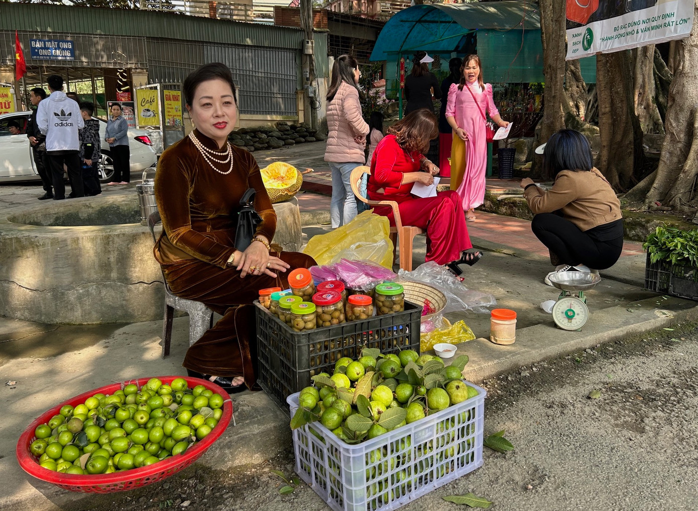 Đến cổng chùa Tăng Phúc ở phường Đông Cương, TP Thanh Hóa vào ngày 2 Tết, tôi ngỡ ngàng khi thấy một phụ nữ mặc áo dài, vấn tóc theo lối tân thời như các phụ nữ phong lưu Hà Nội trước năm 1945.