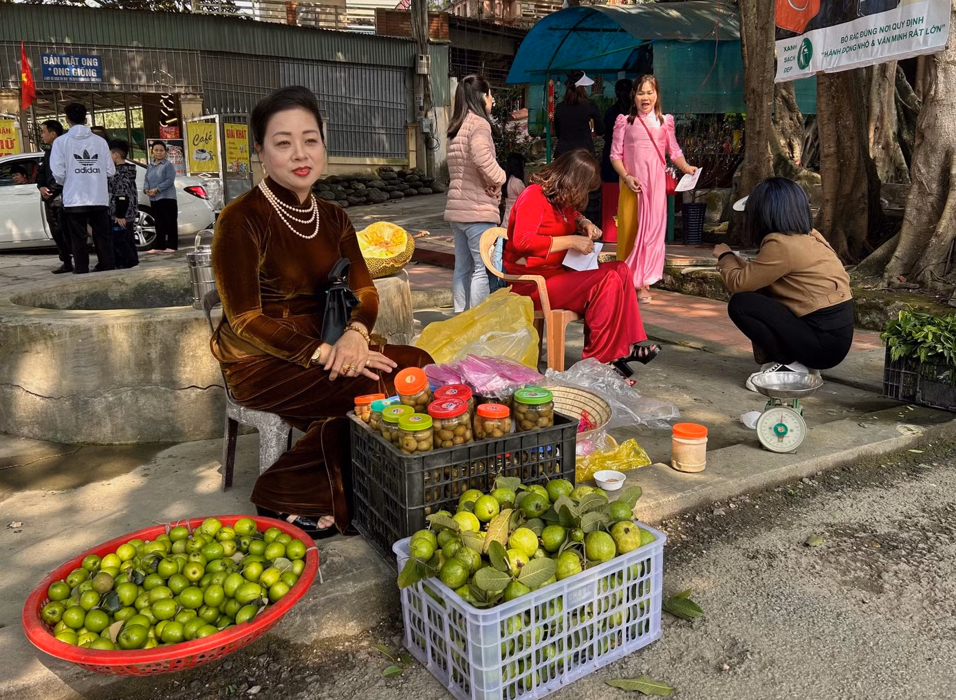 Đến cổng chùa Tăng Phúc ở phường Đông Cương, TP Thanh Hóa vào ngày 2 Tết, tôi ngỡ ngàng khi thấy một phụ nữ mặc áo dài, vấn tóc theo lối tân thời như các phụ nữ phong lưu Hà Nội trước năm 1945. Đến cổng chùa Tăng Phúc ở phường Đông Cương, TP Thanh Hóa vào ngày 2 Tết, tôi ngỡ ngàng khi thấy một phụ nữ mặc áo dài, vấn tóc theo lối tân thời như các phụ nữ phong lưu Hà Nội trước năm 1945.