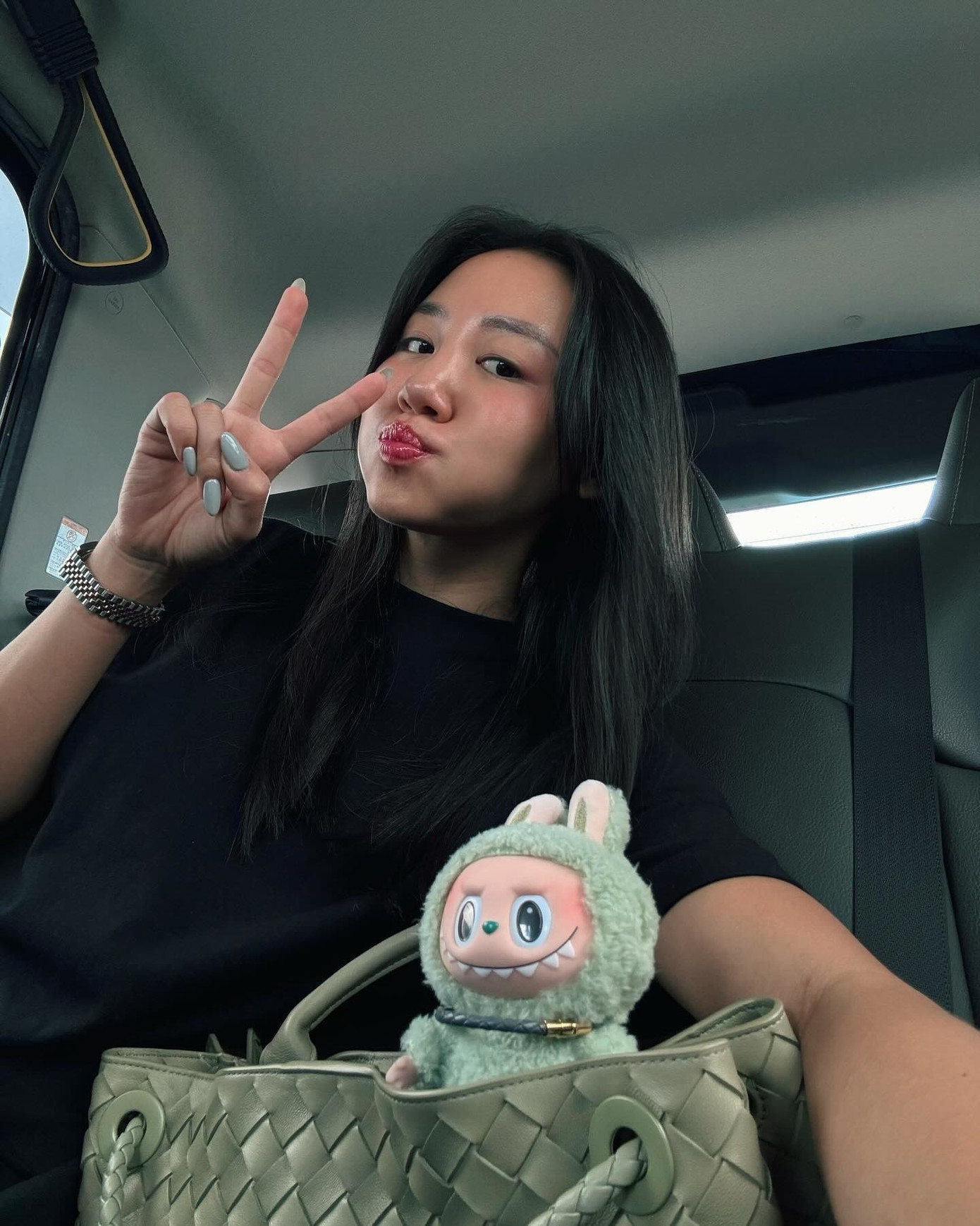 Sao Việt, KOL mê mẩn hiện tượng Labubu. Họ chia sẻ ảnh phối đồ, phụ kiện cùng món đồ chơi này.