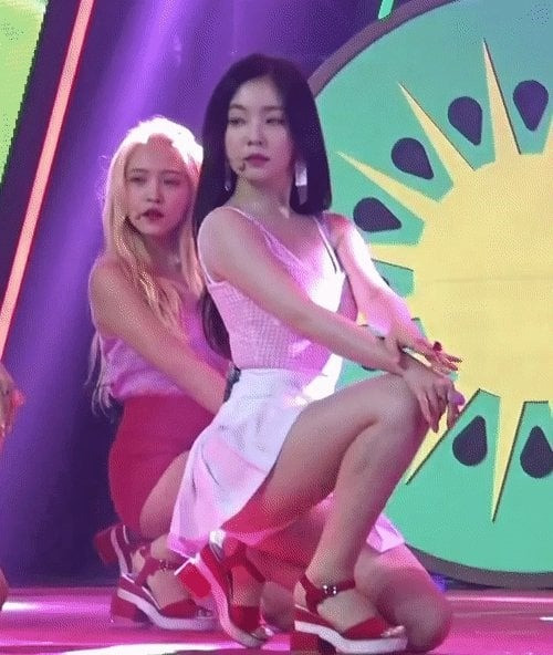 Trưởng nhóm Red Velvet mặc nhiều bộ váy ngắn đến chính cô phải tự ngượng ngùng lấy tay che chắn để không bị chụp những tấm ảnh nhạy cảm. Trưởng nhóm Red Velvet mặc nhiều bộ váy ngắn đến chính cô phải tự ngượng ngùng lấy tay che chắn để không bị chụp những tấm ảnh nhạy cảm.