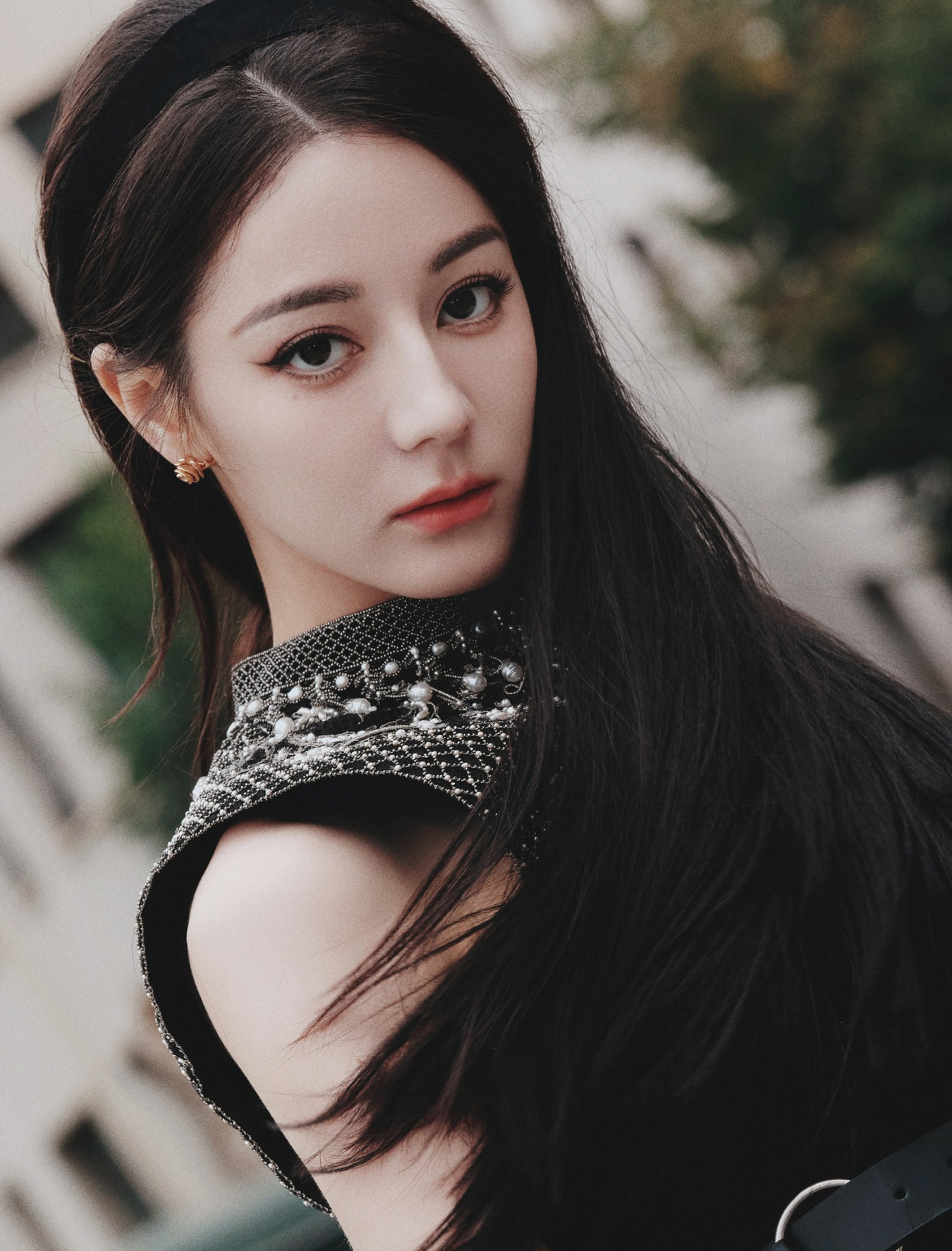 Ảnh đã qua chỉnh sửa do phòng làm việc của Địch Lệ Nhiệt Ba đăng tải.