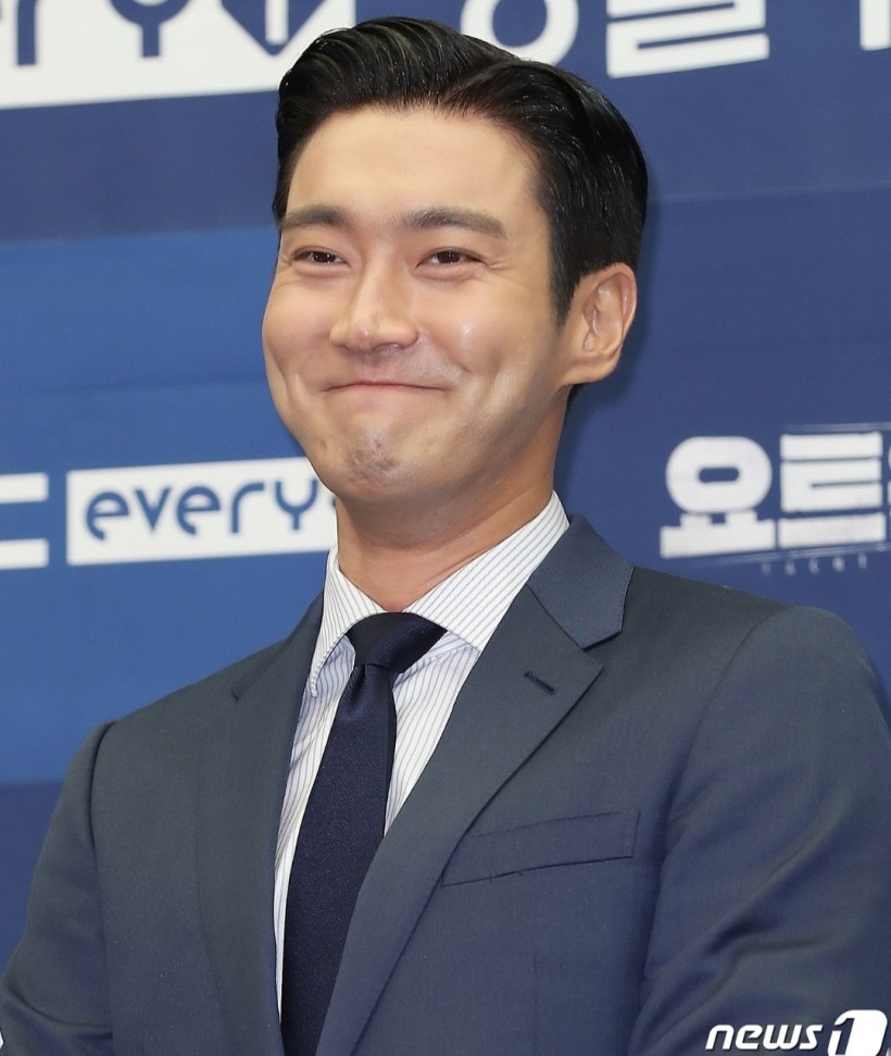Choi Siwon là cái tên không xa lạ đối với những fan Kpop. Anh là thành viên nhóm nhạc đình đám gen 2 Super Junior, ra mắt năm 2005. Theo SCMP, nam thần tượng sinh năm 1986 có xuất thân giàu có. Cha anh là Choi Kiho làm việc tại Tập đoàn Hanwha và Hanwha Distribution, đồng thời từng là Giám đốc điều hành của Boryung Medience, công ty dược phẩm đã chuyển sang sản xuất và bán các sản phẩm chăm sóc sức khỏe bà mẹ và trẻ em. Gia đình này cũng sở hữu Cửa hàng bách hóa Hyundai.