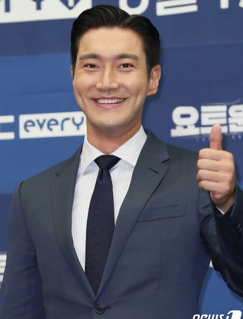 Choi Siwon là cái tên không xa lạ đối với những fan Kpop. Anh là thành viên nhóm nhạc đình đám gen 2 Super Junior, ra mắt năm 2005. Theo SCMP, nam thần tượng sinh năm 1986 có xuất thân giàu có. Cha anh là Choi Kiho làm việc tại Tập đoàn Hanwha và Hanwha Distribution, đồng thời từng là Giám đốc điều hành của Boryung Medience, công ty dược phẩm đã chuyển sang sản xuất và bán các sản phẩm chăm sóc sức khỏe bà mẹ và trẻ em. Gia đình này cũng sở hữu Cửa hàng bách hóa Hyundai.