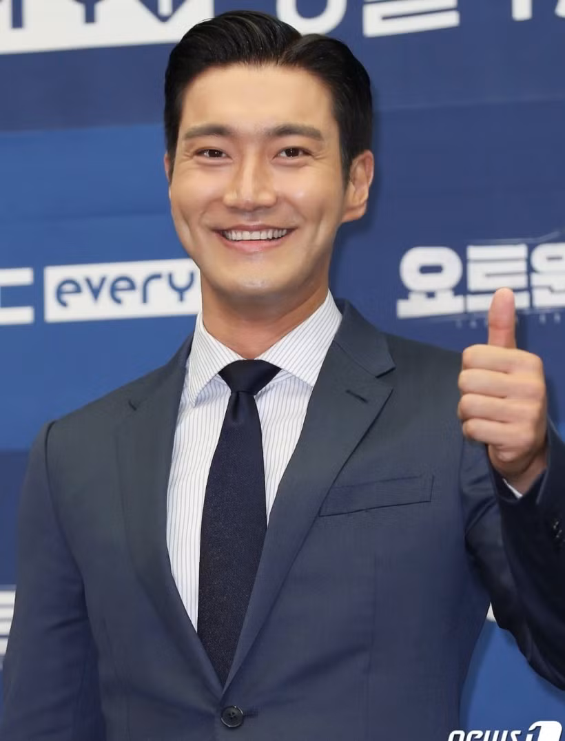 Choi Siwon là cái tên không xa lạ đối với những fan Kpop. Anh là thành viên nhóm nhạc đình đám gen 2 Super Junior, ra mắt năm 2005. Theo SCMP, nam thần tượng sinh năm 1986 có xuất thân giàu có. Cha anh là Choi Kiho làm việc tại Tập đoàn Hanwha và Hanwha Distribution, đồng thời từng là Giám đốc điều hành của Boryung Medience, công ty dược phẩm đã chuyển sang sản xuất và bán các sản phẩm chăm sóc sức khỏe bà mẹ và trẻ em. Gia đình này cũng sở hữu Cửa hàng bách hóa Hyundai.