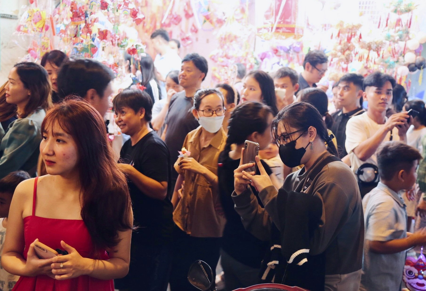 Theo ghi nhận của chúng tôi lúc 18h30, hàng trăm gia đình và bạn trẻ cũng đổ về Phố lồng đèn gây tắc nghẽn nghiêm trọng, nhiều người chen nhau toát mồ hôi khi di chuyển ở một số khu vực tại phố.