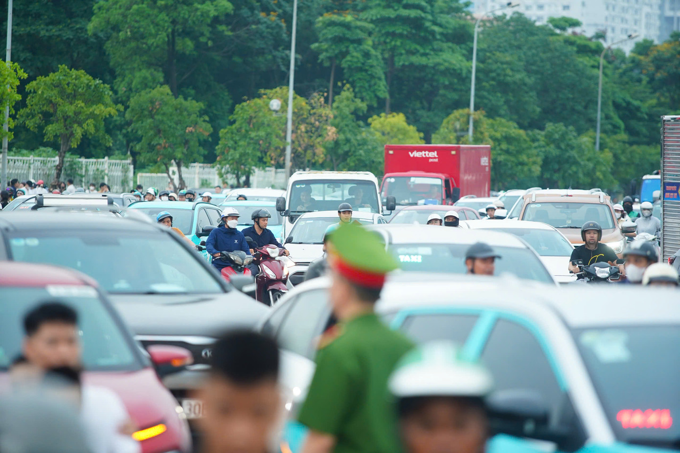 Từ đầu giờ chiều, lượng lớn phương tiện giao thông đổ về khu vực sân vận động Mỹ Đình, gây ra tình trạng ùn ứ. Tuy nhiên, lực lượng chức năng nhanh chóng có mặt để điều phối, đảm bảo người tham gia giao thông có thể lưu thông nhanh nhất có thể.