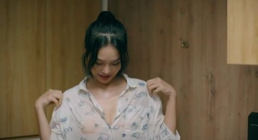 Nữ diễn viên cân nhắc những set đồ hợp với vai "tiểu tam". Nữ diễn viên cân nhắc những set đồ hợp với vai "tiểu tam".