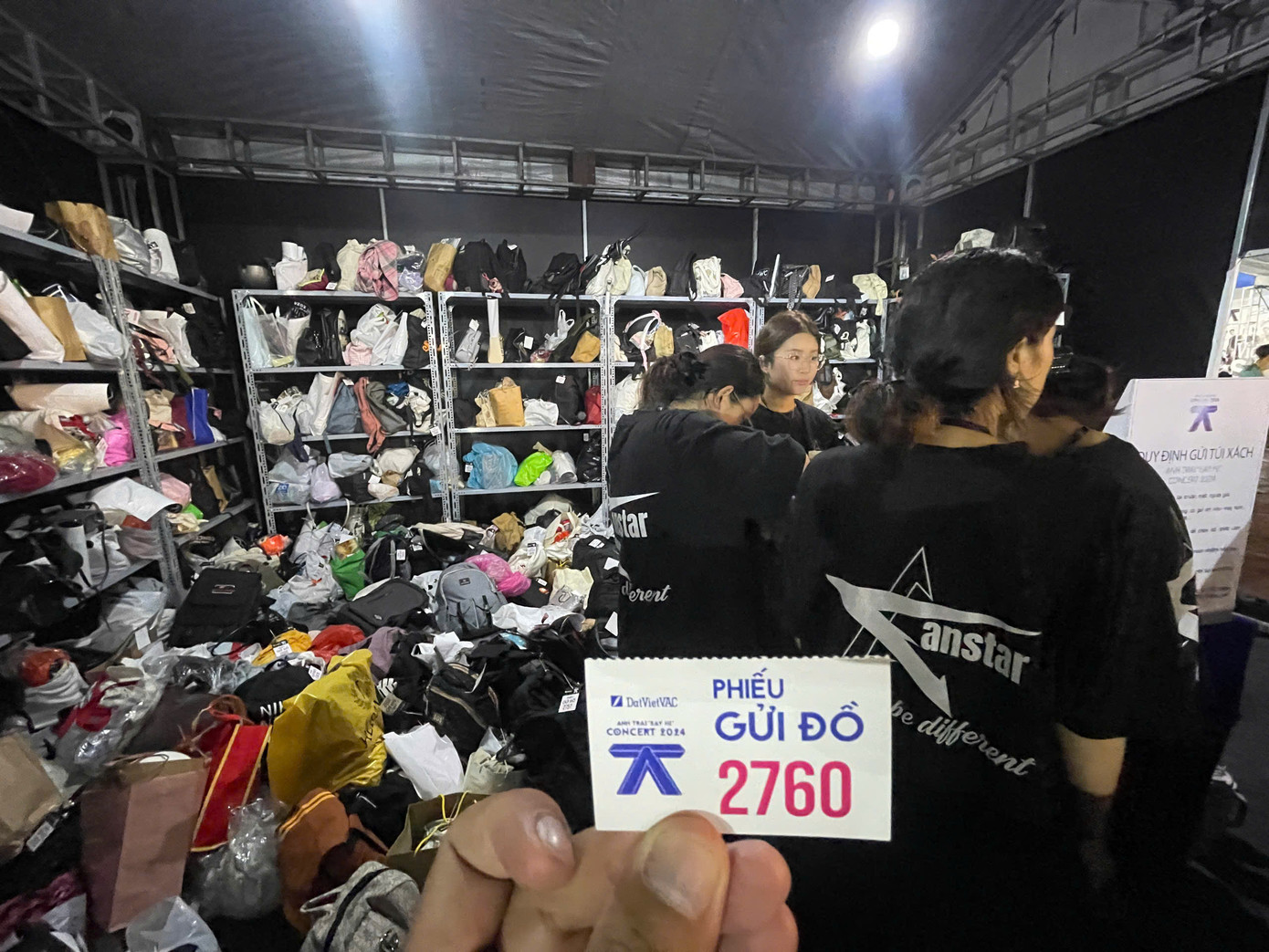 Công tác check- in trải qua nhiều bước chặt chẽ như quét mã, đánh dấu lên tay... Ảnh: Phạm Nguyễn. Công tác check- in trải qua nhiều bước chặt chẽ như quét mã, đánh dấu lên tay... Ảnh: Phạm Nguyễn.