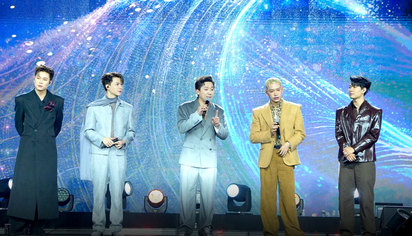 Ở vai trò MC, Trấn Thành có sự giúp sức của bốn anh trai Anh Tú Atus, Dương Domic, Wean Lê và Hurrykng. Tạo hình của Trấn Thành nhận được nhiều lời khen của khán giả. Một số bình luận nói tạo hình mới khiến họ quên mất bức ảnh “bụng mỡ” từng viral của nam MC trong concert show Anh trai ở sân Mỹ Đình (Hà Nội).