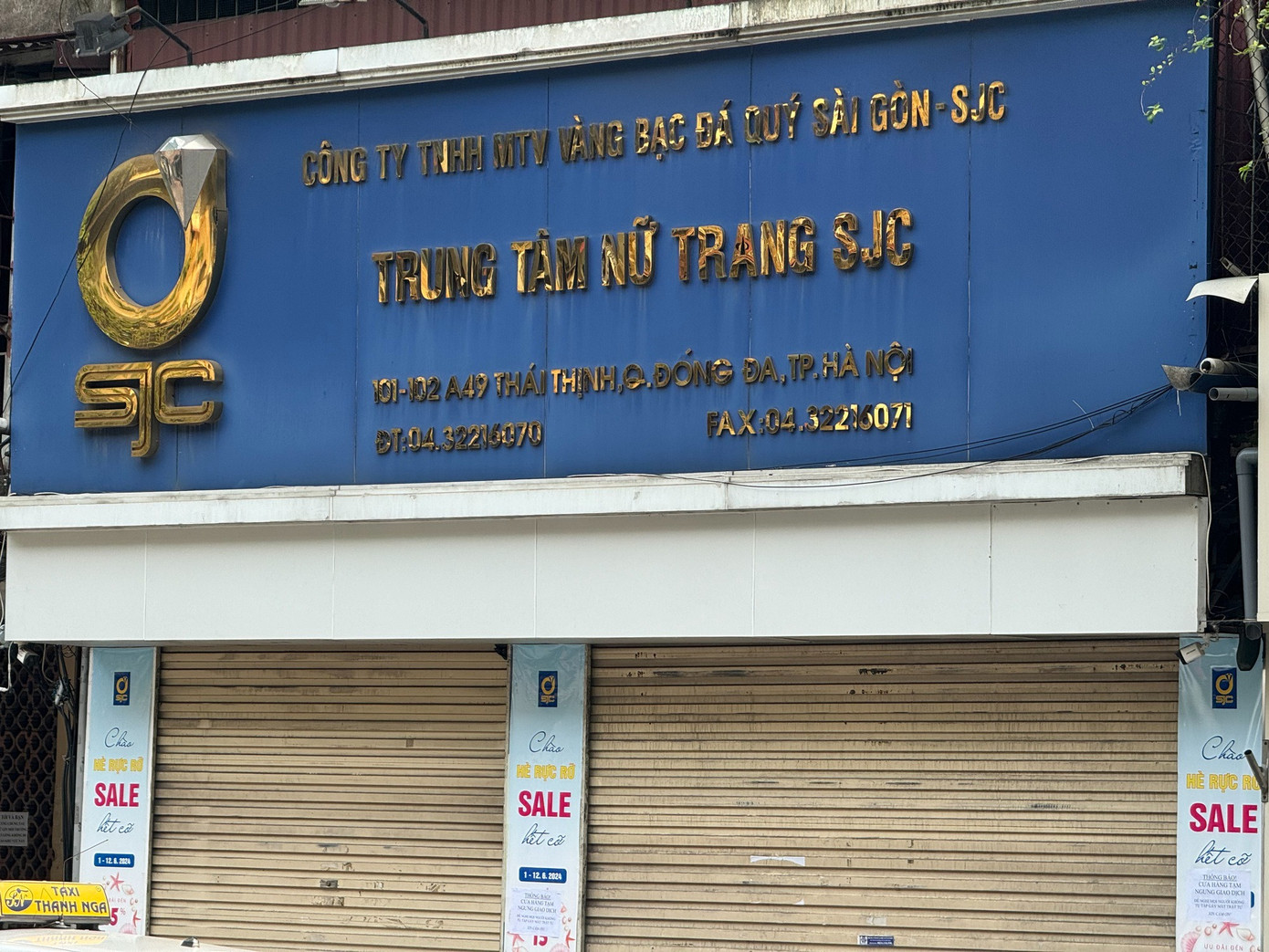 Cửa hàng vàng SJC trên phố Thái Thịnh "cửa đóng then cài" khác hẳn khung cảnh lúc 10h sáng 17/6. Cửa hàng vàng SJC trên phố Thái Thịnh "cửa đóng then cài" khác hẳn khung cảnh lúc 10h sáng 17/6.