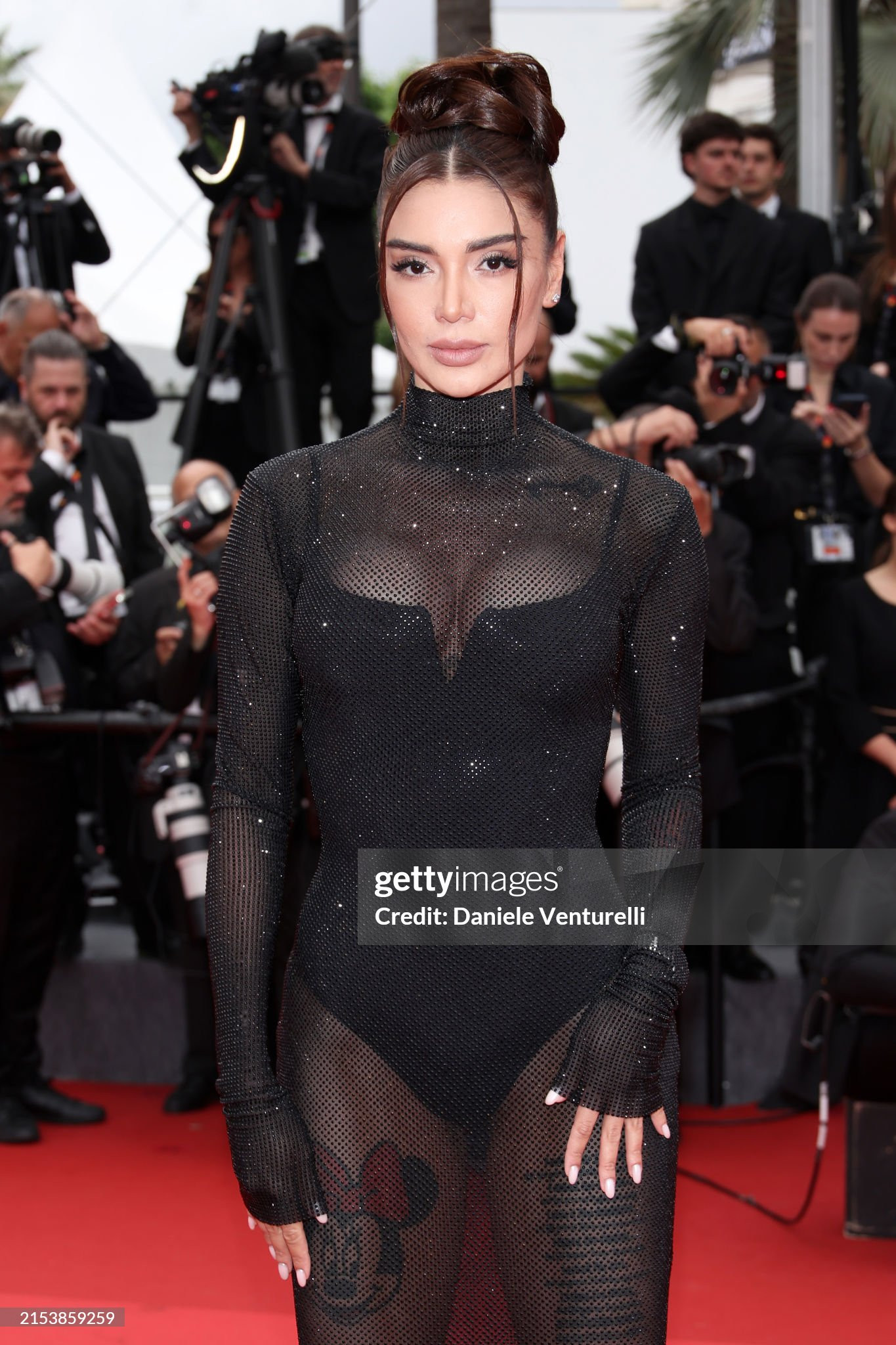 Bộ bodysuit kết hợp với lớp áo lưới đính đá khiến nhà thiết kế Melika Zamani thêm phần bí ẩn, tôn hình thể quyến rũ. Cô dự thảm đỏ ra mắt phim The Apprentice. Bộ bodysuit kết hợp với lớp áo lưới đính đá khiến nhà thiết kế Melika Zamani thêm phần bí ẩn, tôn hình thể quyến rũ. Cô dự thảm đỏ ra mắt phim The Apprentice.