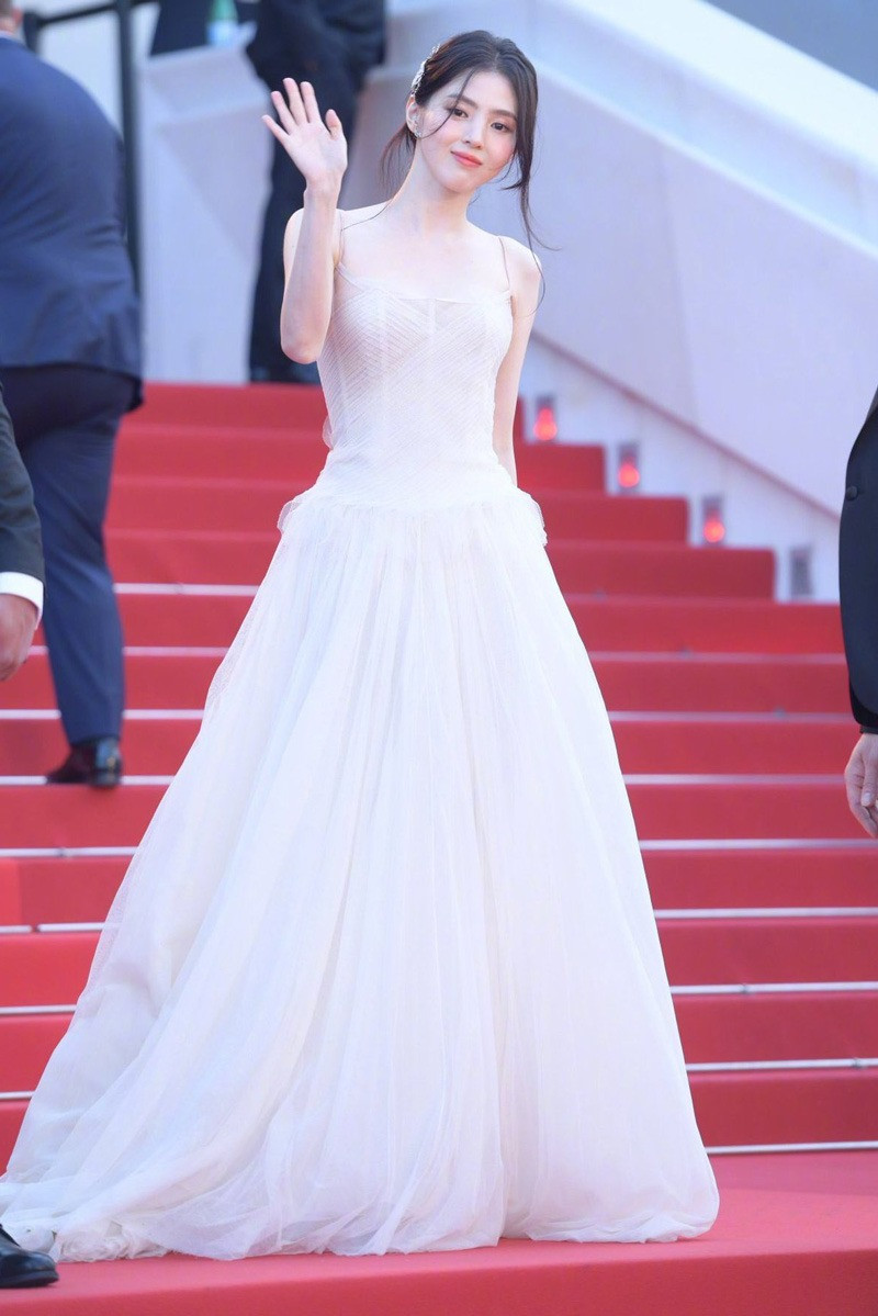 Các ngôi sao được ban tổ chức trực tiếp mời, có phim tham gia tranh giải, trình chiếu hoặc đi theo lời mời của nhãn hàng.