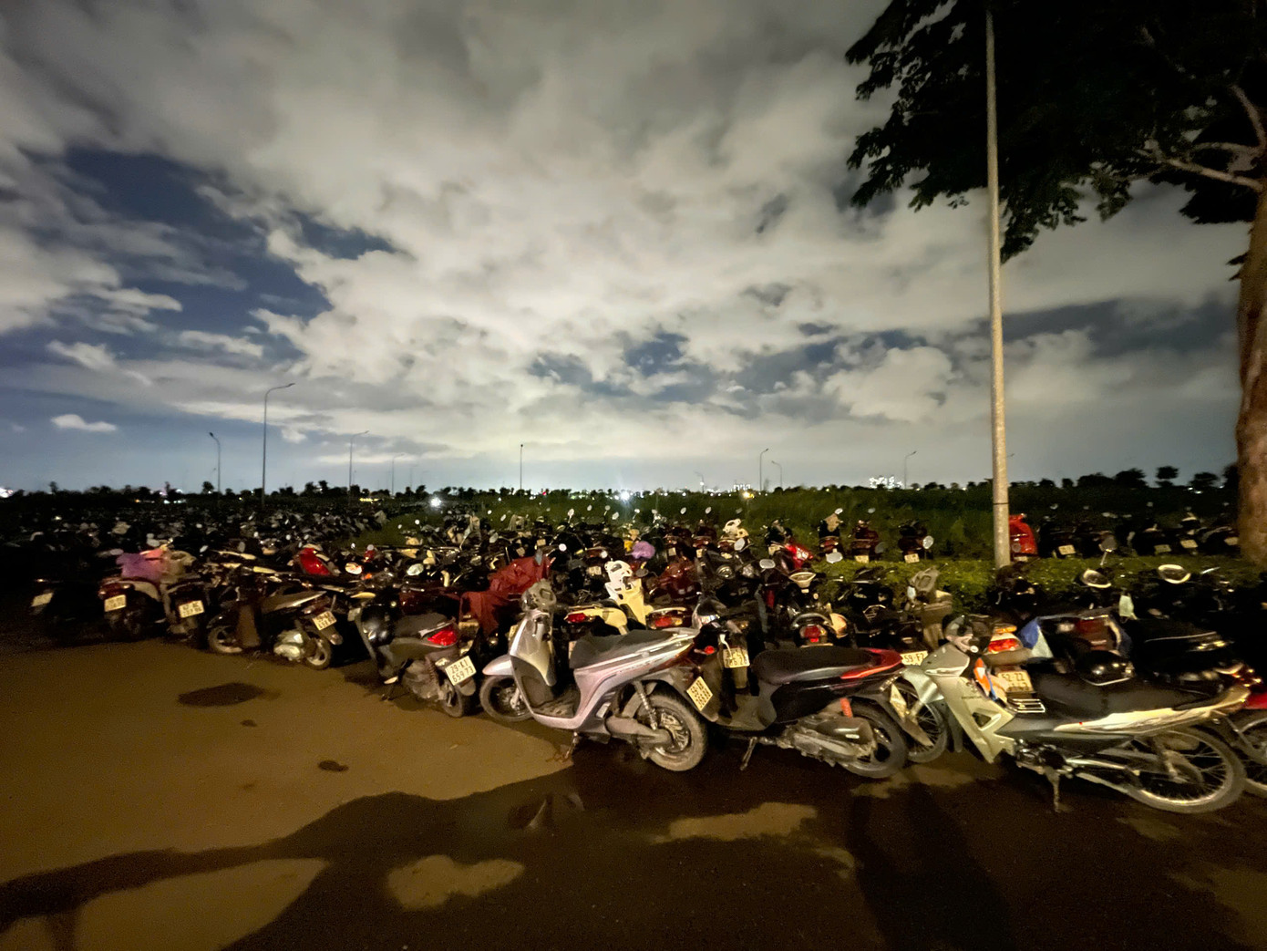 Đến gần 19h, dòng người bất tận đổ về khu đô thị Vạn Phúc vẫn không ngớt. Bãi ô tô và xe máy phía bên chứa lượng phương tiện khủng lên đến hàng nghìn chiếc. Mỗi xe máy có giá 10.000 đồng, ô tô 30.000 đồng. Ảnh: Phạm Nguyễn. Đến gần 19h, dòng người bất tận đổ về khu đô thị Vạn Phúc vẫn không ngớt. Bãi ô tô và xe máy phía bên chứa lượng phương tiện khủng lên đến hàng nghìn chiếc. Mỗi xe máy có giá 10.000 đồng, ô tô 30.000 đồng. Ảnh: Phạm Nguyễn.