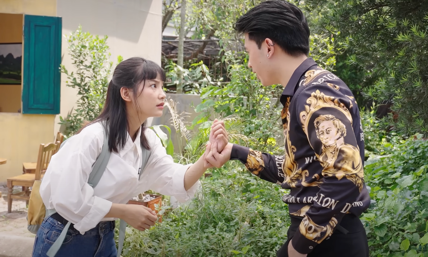 Đi giữa trời rực rỡ bị chê đánh mất phong độ khi kịch bản cũ, dễ đoán.