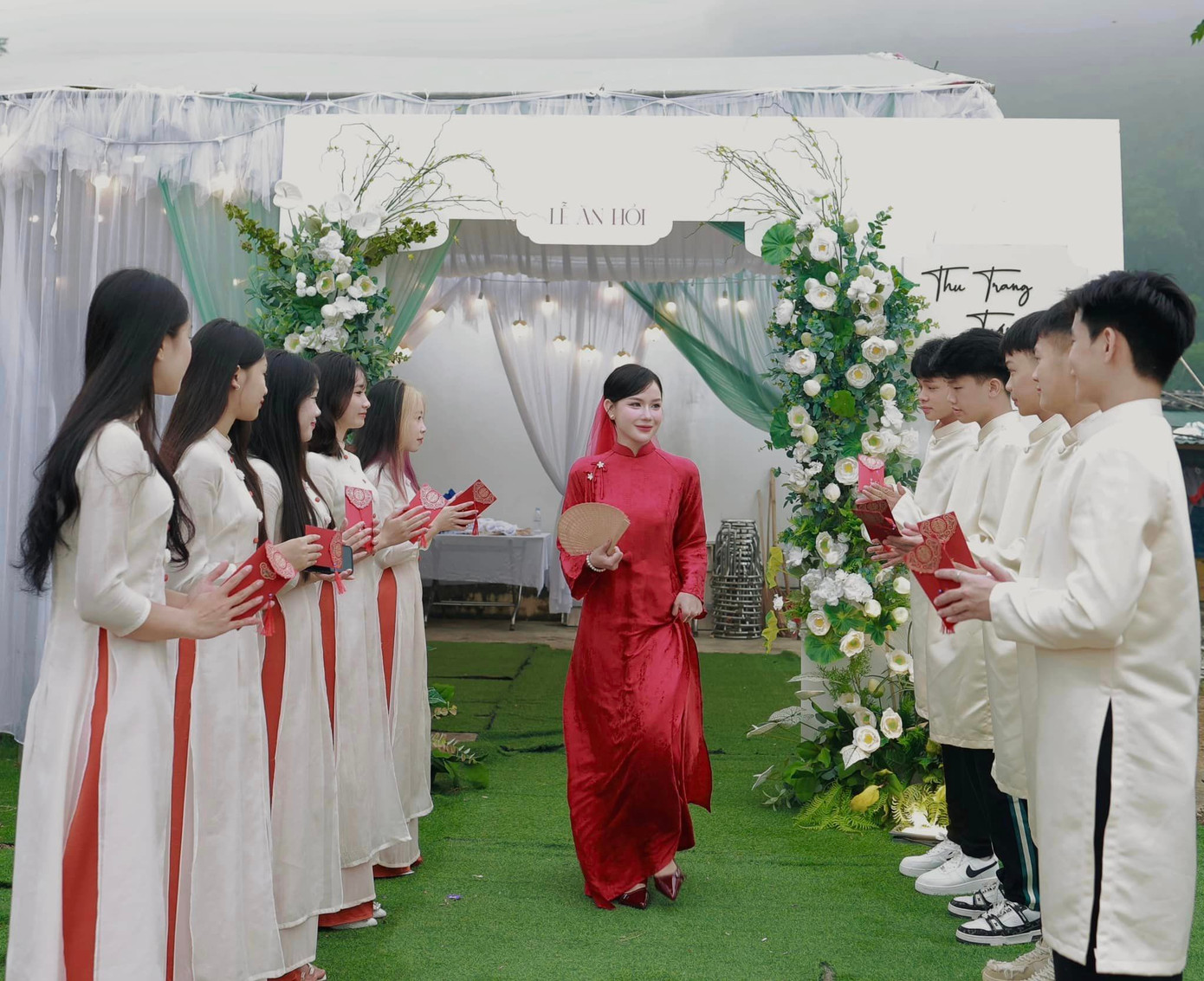 Cô dâu Thu Trang diện áo dài đỏ, được khán giả khen sắc sảo, rạng rỡ. Cô dâu Thu Trang diện áo dài đỏ, được khán giả khen sắc sảo, rạng rỡ.