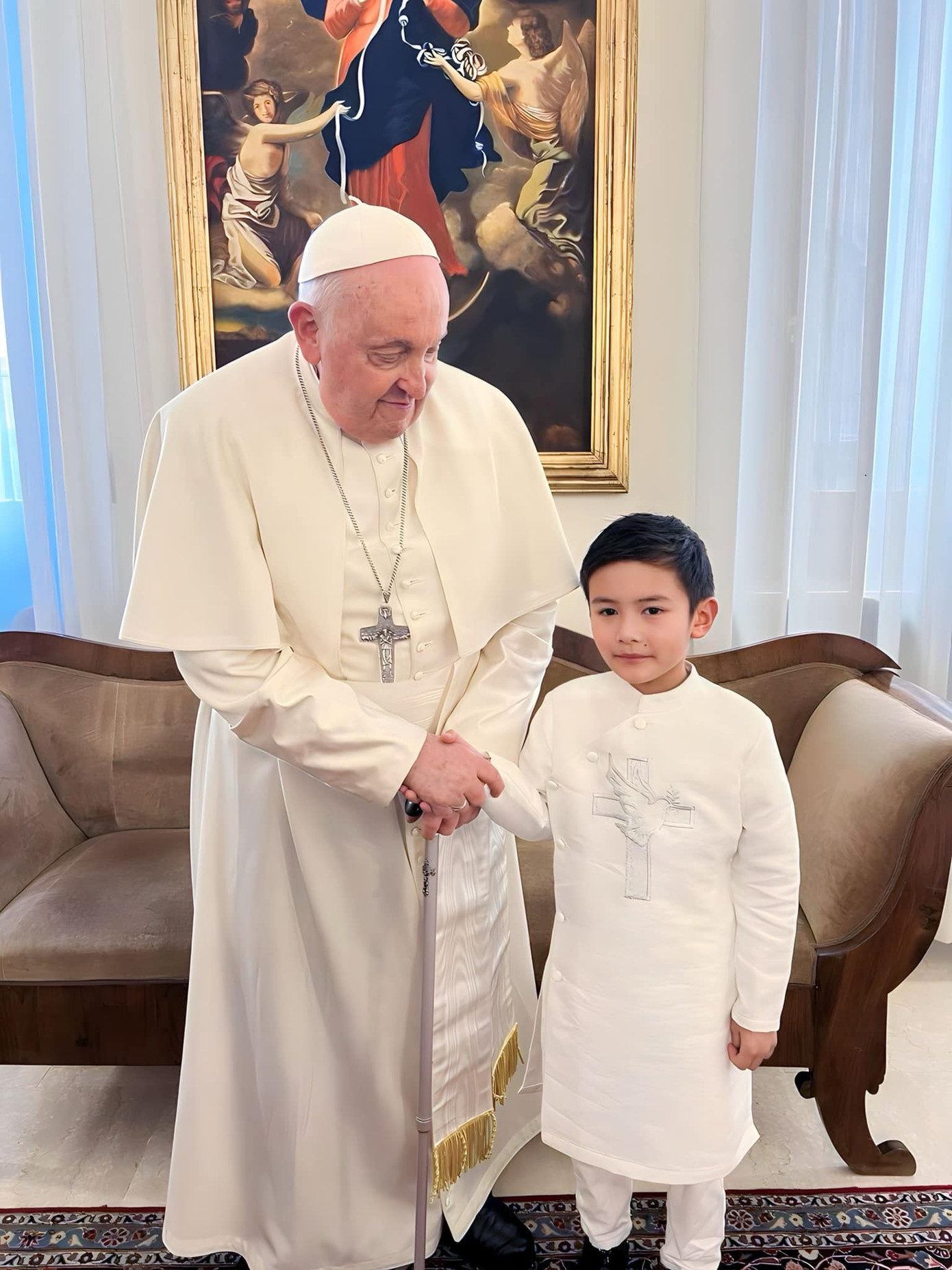 Doanh nhân Thủy Tiên cùng bé Thiên Từ diện kiến Giáo hoàng Francis tại Tòa thánh Vatican. Ảnh: FBNV.
