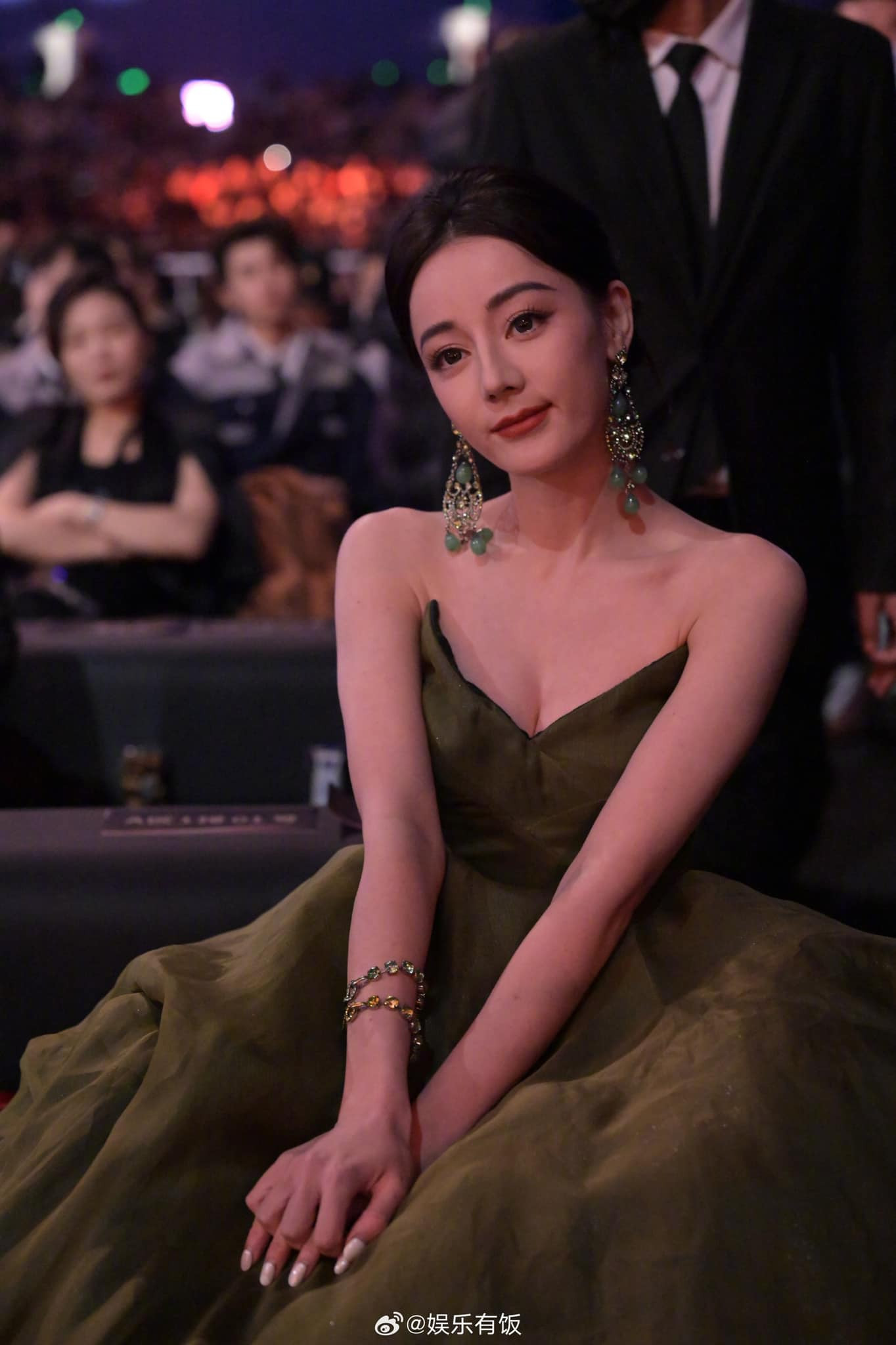 Vướng lịch trình ghi hình Bách hoa nghênh xuân, Địch Lệ Nhiệt Ba không kịp thời gian đi thảm đỏ. Phòng làm việc của nữ diễn viên cũng chưa công bố tạo hình. Dù vậy, mỹ nhân Tân Cương vẫn xuất hiện ở buổi lễ chính. Ngôi sao sinh năm 1992 diện Haute Couture đến từ BST thu đông 2011 của thương hiệu Alexis Mabille. Vướng lịch trình ghi hình Bách hoa nghênh xuân, Địch Lệ Nhiệt Ba không kịp thời gian đi thảm đỏ. Phòng làm việc của nữ diễn viên cũng chưa công bố tạo hình. Dù vậy, mỹ nhân Tân Cương vẫn xuất hiện ở buổi lễ chính. Ngôi sao sinh năm 1992 diện Haute Couture đến từ BST thu đông 2011 của thương hiệu Alexis Mabille.