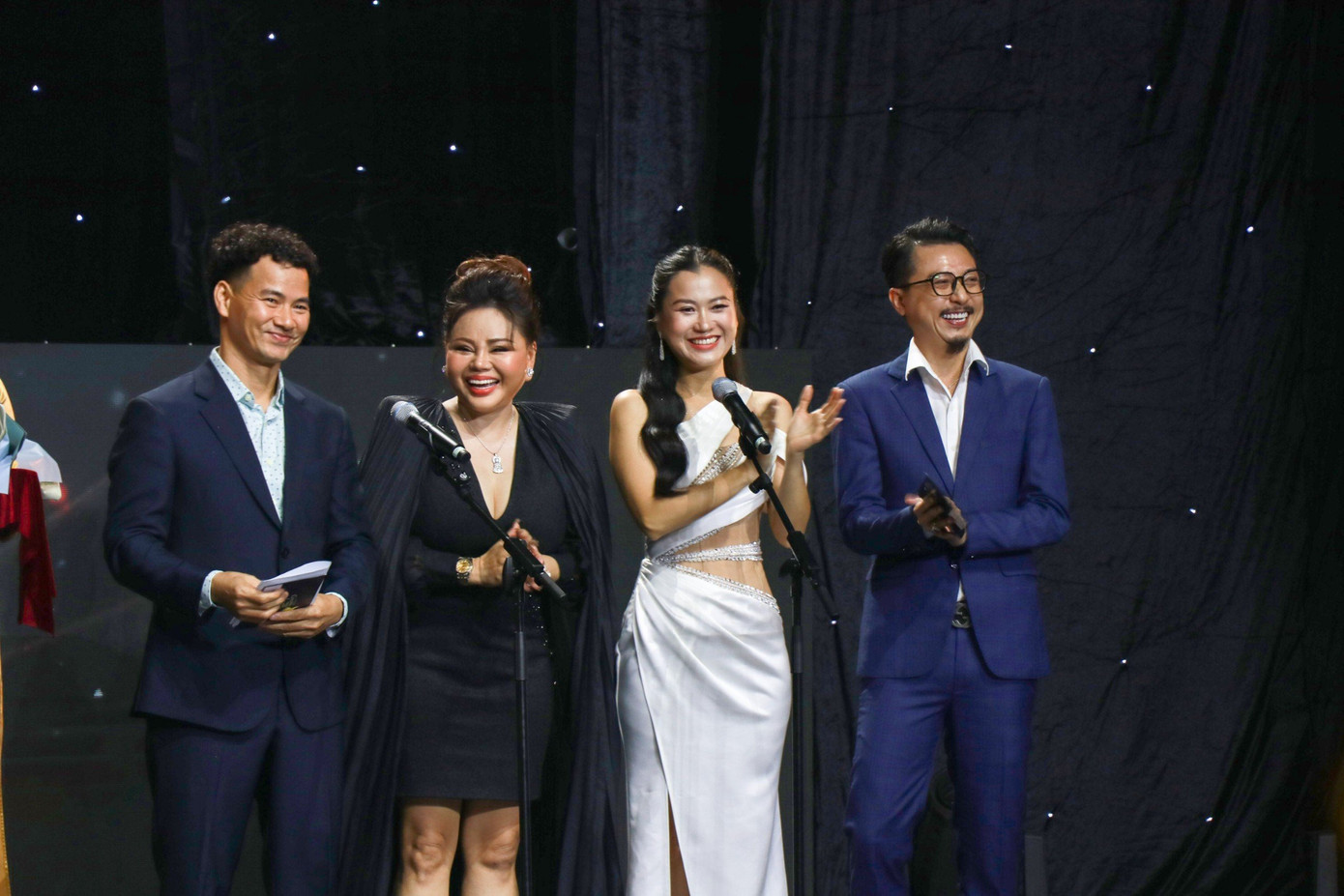 NSƯT Xuân Bắc, diễn viên Lê Giang, vợ chồng Lâm Vỹ Dạ - Hứa Minh Đạt trao giải cá nhân và tác phẩm thể loại phim Truyền hình.