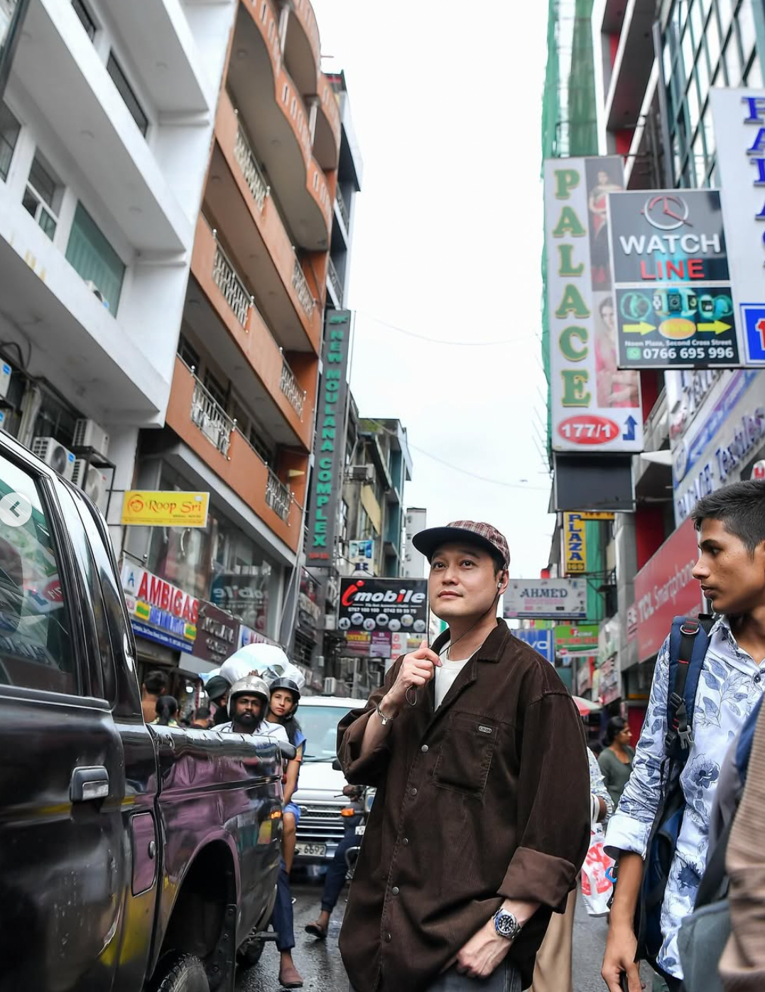 Chọn hòn đảo nhiệt đới nằm giữa Ấn Độ Dương - Sri Lanka - ca sĩ Quang Vinh choáng ngợp trước cảnh quan thiên nhiên tại nơi đây. Anh nói: &quot;Tại sao bây giờ tôi mới đi Sri Lanka - đảo quốc được mệnh danh là hòn ngọc của Ấn Độ Dương xinh đẹp, du lịch còn hoang sơ, không bị thương mại hóa, con người thân thiện&quot;.