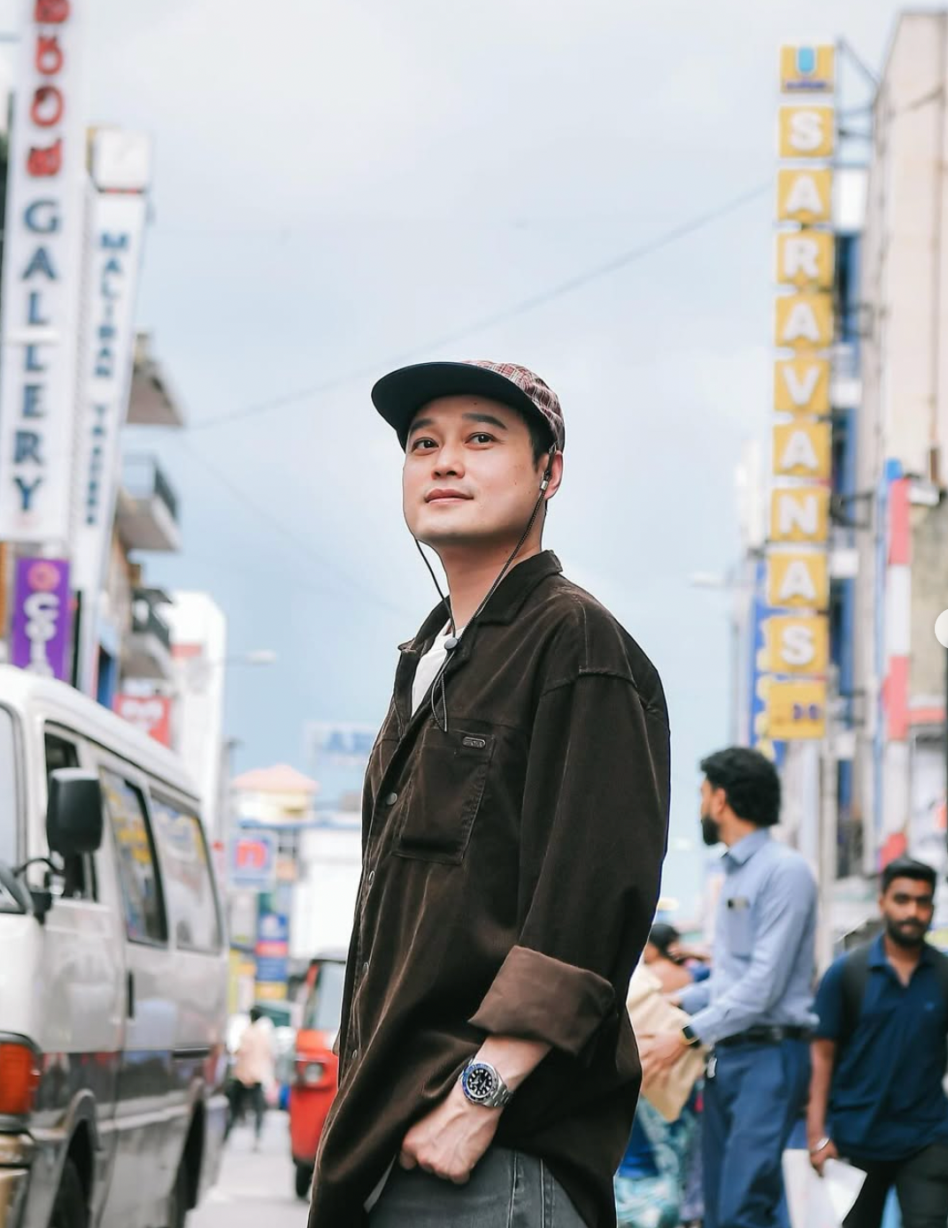 Chọn hòn đảo nhiệt đới nằm giữa Ấn Độ Dương - Sri Lanka - ca sĩ Quang Vinh choáng ngợp trước cảnh quan thiên nhiên tại nơi đây. Anh nói: &quot;Tại sao bây giờ tôi mới đi Sri Lanka - đảo quốc được mệnh danh là hòn ngọc của Ấn Độ Dương xinh đẹp, du lịch còn hoang sơ, không bị thương mại hóa, con người thân thiện&quot;.