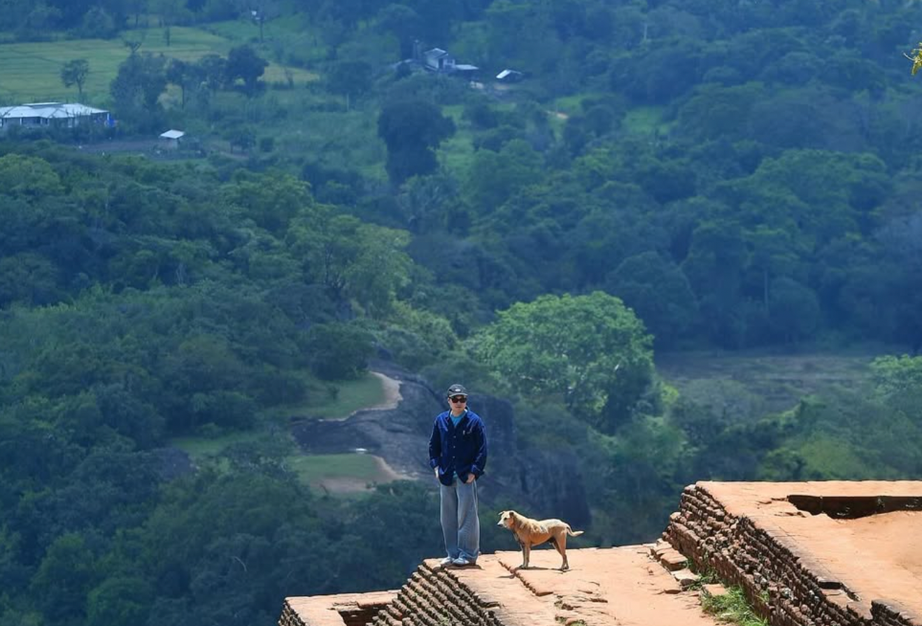 Chọn hòn đảo nhiệt đới nằm giữa Ấn Độ Dương - Sri Lanka - ca sĩ Quang Vinh choáng ngợp trước cảnh quan thiên nhiên tại nơi đây. Anh nói: &quot;Tại sao bây giờ tôi mới đi Sri Lanka - đảo quốc được mệnh danh là hòn ngọc của Ấn Độ Dương xinh đẹp, du lịch còn hoang sơ, không bị thương mại hóa, con người thân thiện&quot;.