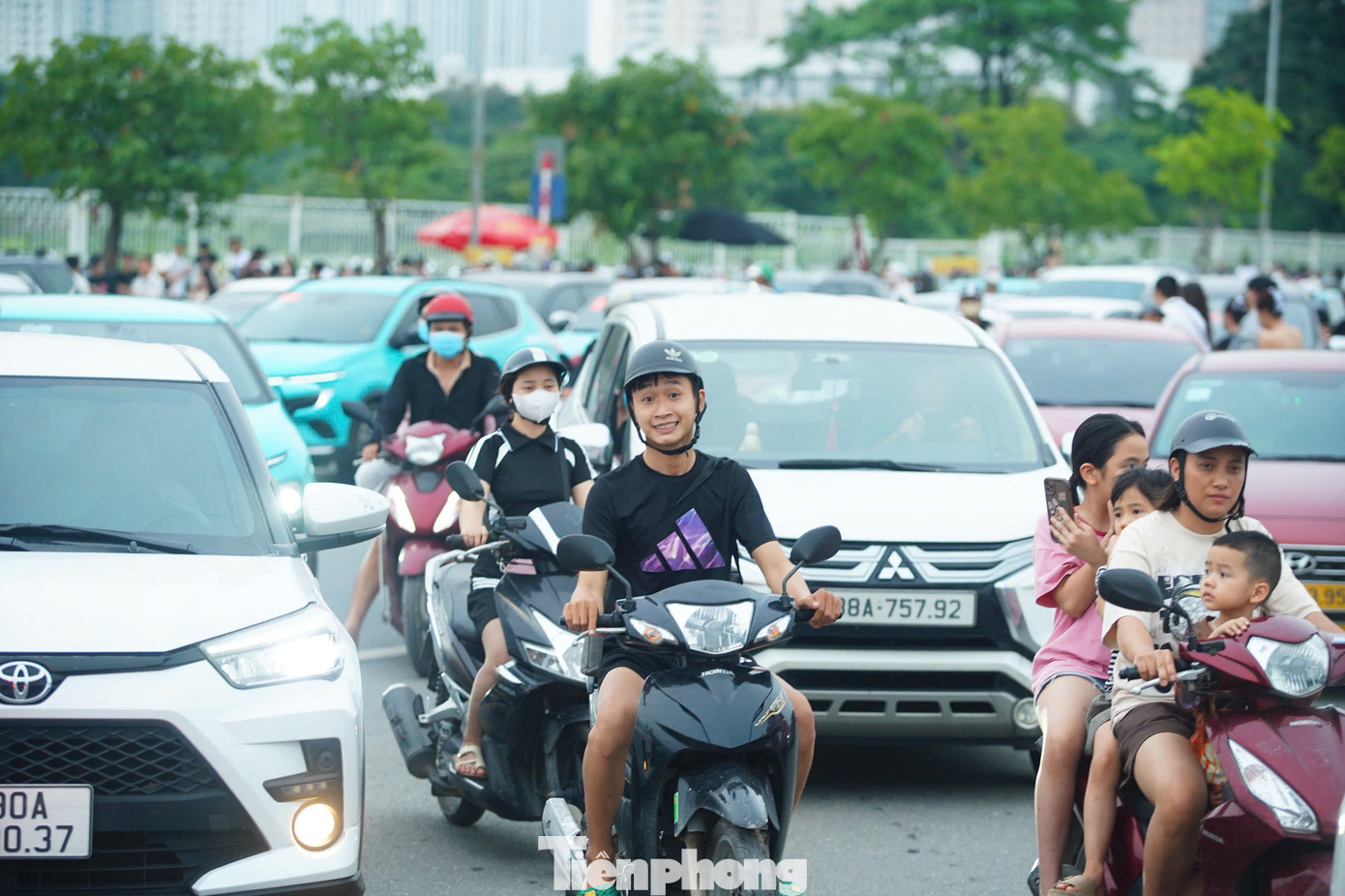 Các phương tiện nối đuôi nhau, ùn ùn đổ về sân vận động Mỹ Đình.