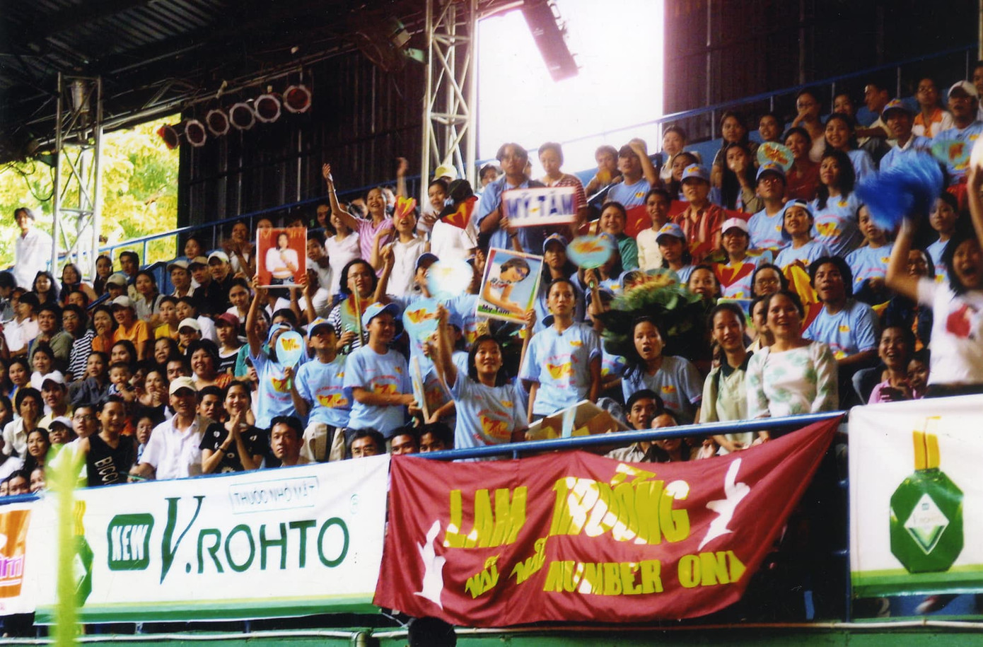 Khoảnh khắc của nghệ sĩ, khán giả trong đêm công diễn, trao giải ở Làn sóng xanh tại sân khấu Lan Anh. Với thế hệ 8X, 9X, đây là không gian gắn liền với những mùa nhạc hội sôi động và cả những "trận chiến" fandom đầu tiên trong lịch sử Vpop. Khoảnh khắc của nghệ sĩ, khán giả trong đêm công diễn, trao giải ở Làn sóng xanh tại sân khấu Lan Anh. Với thế hệ 8X, 9X, đây là không gian gắn liền với những mùa nhạc hội sôi động và cả những "trận chiến" fandom đầu tiên trong lịch sử Vpop.