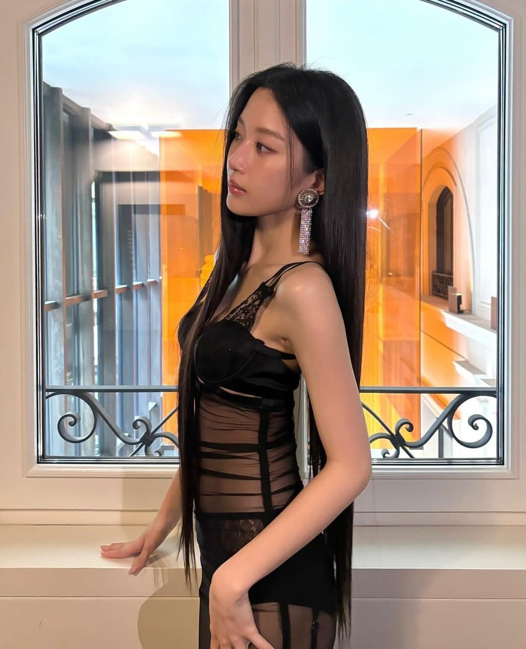 Trên một diễn đàn trực tuyến, cư dân mạng Hàn Quốc khen ngợi ngoại hình của nữ thần tượng, bên cạnh đó bày tỏ sự bất bình, chê bai thương hiệu và trang phục. Ảnh: Instagram. Trên một diễn đàn trực tuyến, cư dân mạng Hàn Quốc khen ngợi ngoại hình của nữ thần tượng, bên cạnh đó bày tỏ sự bất bình, chê bai thương hiệu và trang phục. Ảnh: Instagram.