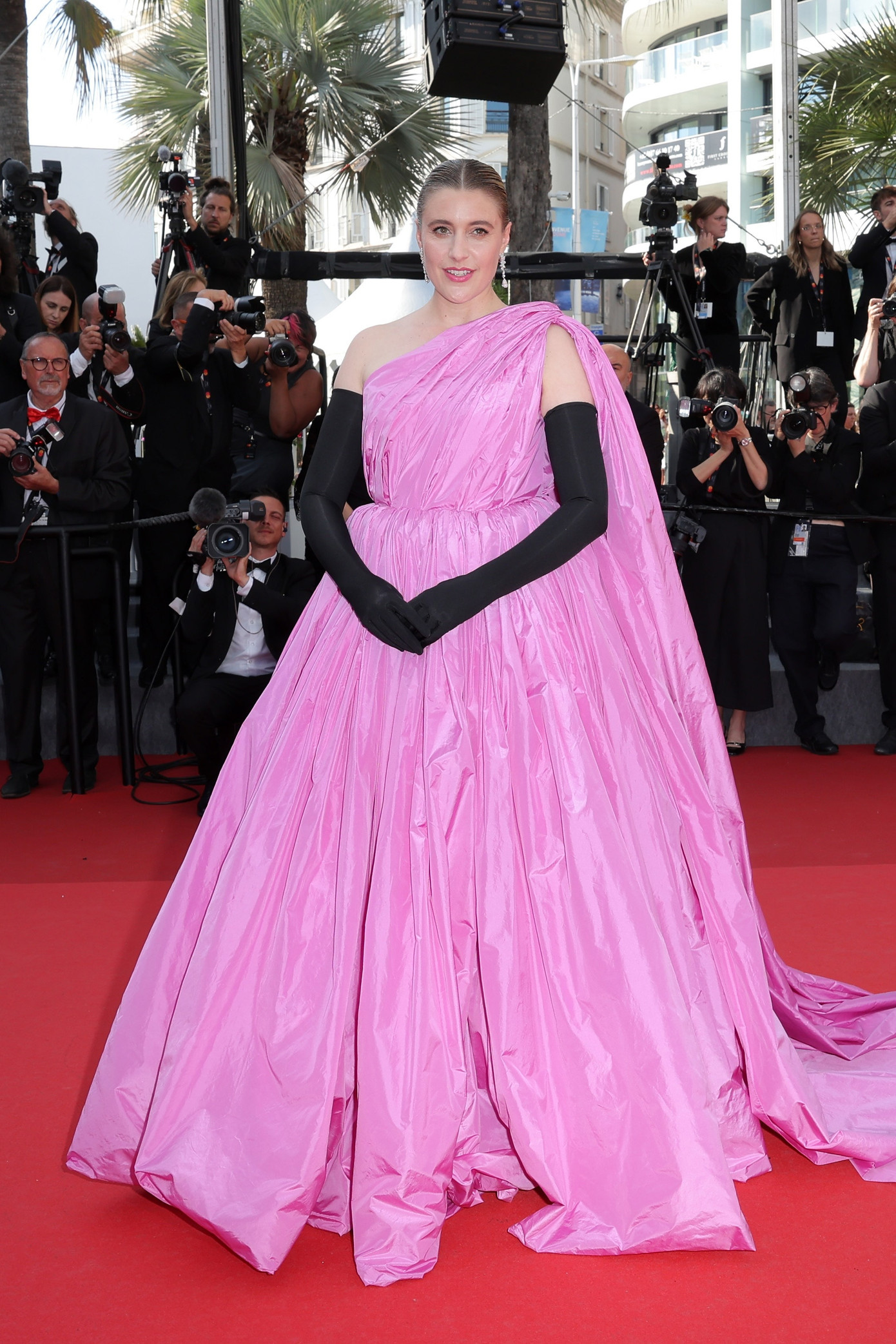 Tuy nhiên không thiếu những trang phục rực rỡ. Greta Gerwig trong bộ đầm Balenciaga Couture. Tuy nhiên không thiếu những trang phục rực rỡ. Greta Gerwig trong bộ đầm Balenciaga Couture.