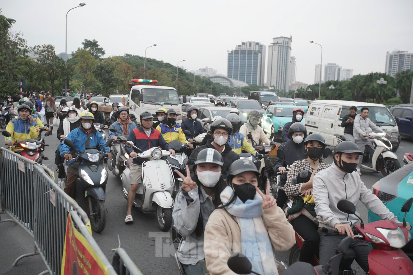 Từ 17h, lượng phương tiện giao thông đổ về đường Lê Quang Đạo, quận Nam Từ Liêm, Hà Nội, hướng về sân vận động Quốc gia Mỹ Đình đông đúc hơn so với các khung giờ trước. Một phần đường lập rào chắn nên xe máy, ô tô di chuyển khó khăn.