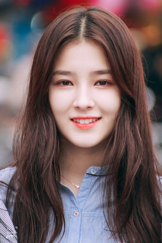 Thời điểm này, Nancy cùng các thành viên Momoland đến Việt Nam theo chương trình từ thiện. Đến phố đi bộ, người đẹp 10X được nhận xét nổi bật nhất nhóm, khiến ai nấy đều phải ngoái nhìn. Nhiều bạn trẻ đến xin chụp ảnh cùng và được Nancy thân thiện đáp lại. Biệt danh &quot;hot girl phố đi bộ&quot; của &quot;bông hồng lai&quot; xứ Hàn cũng bắt đầu có từ đây.