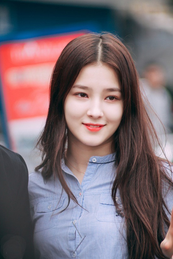 Thời điểm này, Nancy cùng các thành viên Momoland đến Việt Nam theo chương trình từ thiện. Đến phố đi bộ, người đẹp 10X được nhận xét nổi bật nhất nhóm, khiến ai nấy đều phải ngoái nhìn. Nhiều bạn trẻ đến xin chụp ảnh cùng và được Nancy thân thiện đáp lại. Biệt danh &quot;hot girl phố đi bộ&quot; của &quot;bông hồng lai&quot; xứ Hàn cũng bắt đầu có từ đây.
