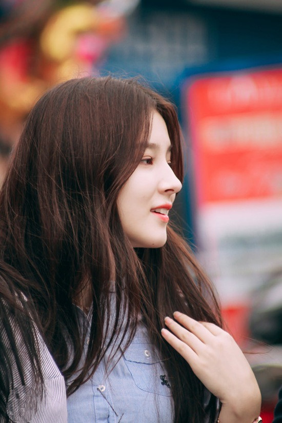 Thời điểm này, Nancy cùng các thành viên Momoland đến Việt Nam theo chương trình từ thiện. Đến phố đi bộ, người đẹp 10X được nhận xét nổi bật nhất nhóm, khiến ai nấy đều phải ngoái nhìn. Nhiều bạn trẻ đến xin chụp ảnh cùng và được Nancy thân thiện đáp lại. Biệt danh &quot;hot girl phố đi bộ&quot; của &quot;bông hồng lai&quot; xứ Hàn cũng bắt đầu có từ đây.